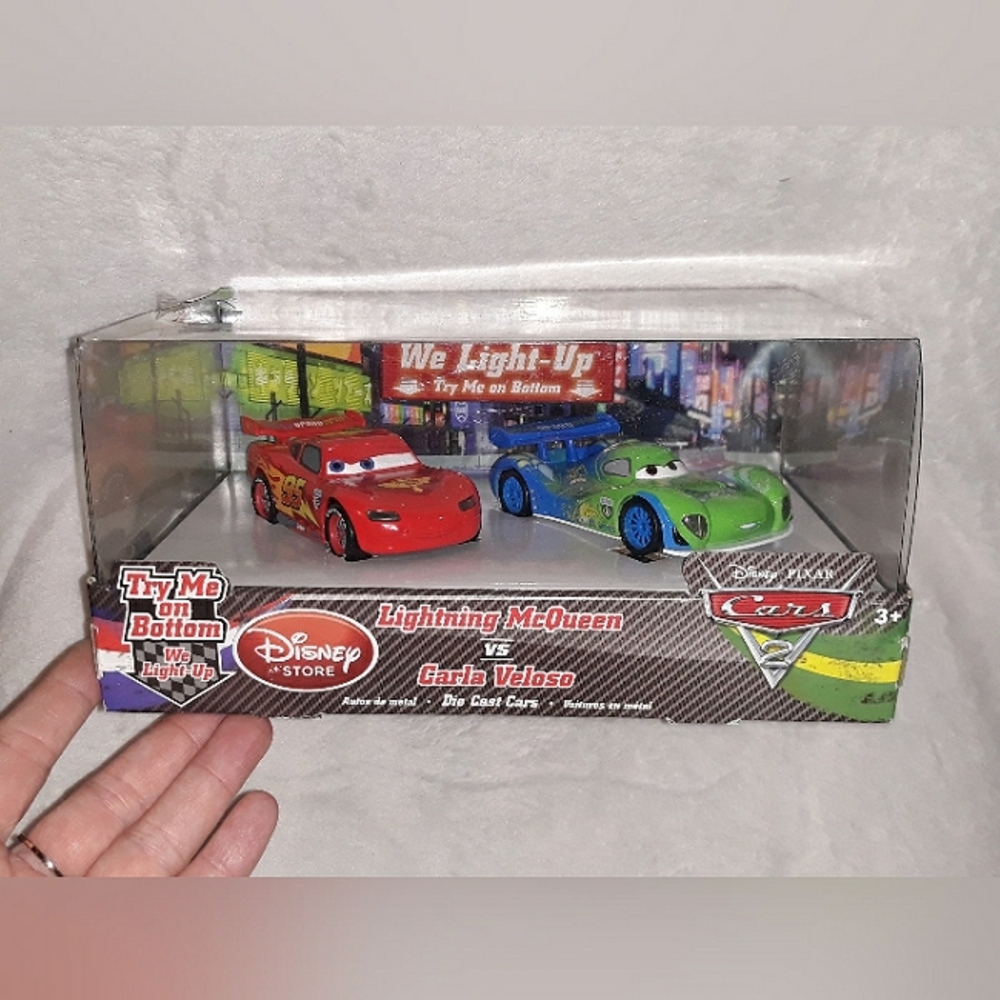 Pixar Cars 2 Light Up Lightning McQueen v Carla Veloso Diecast Car Set